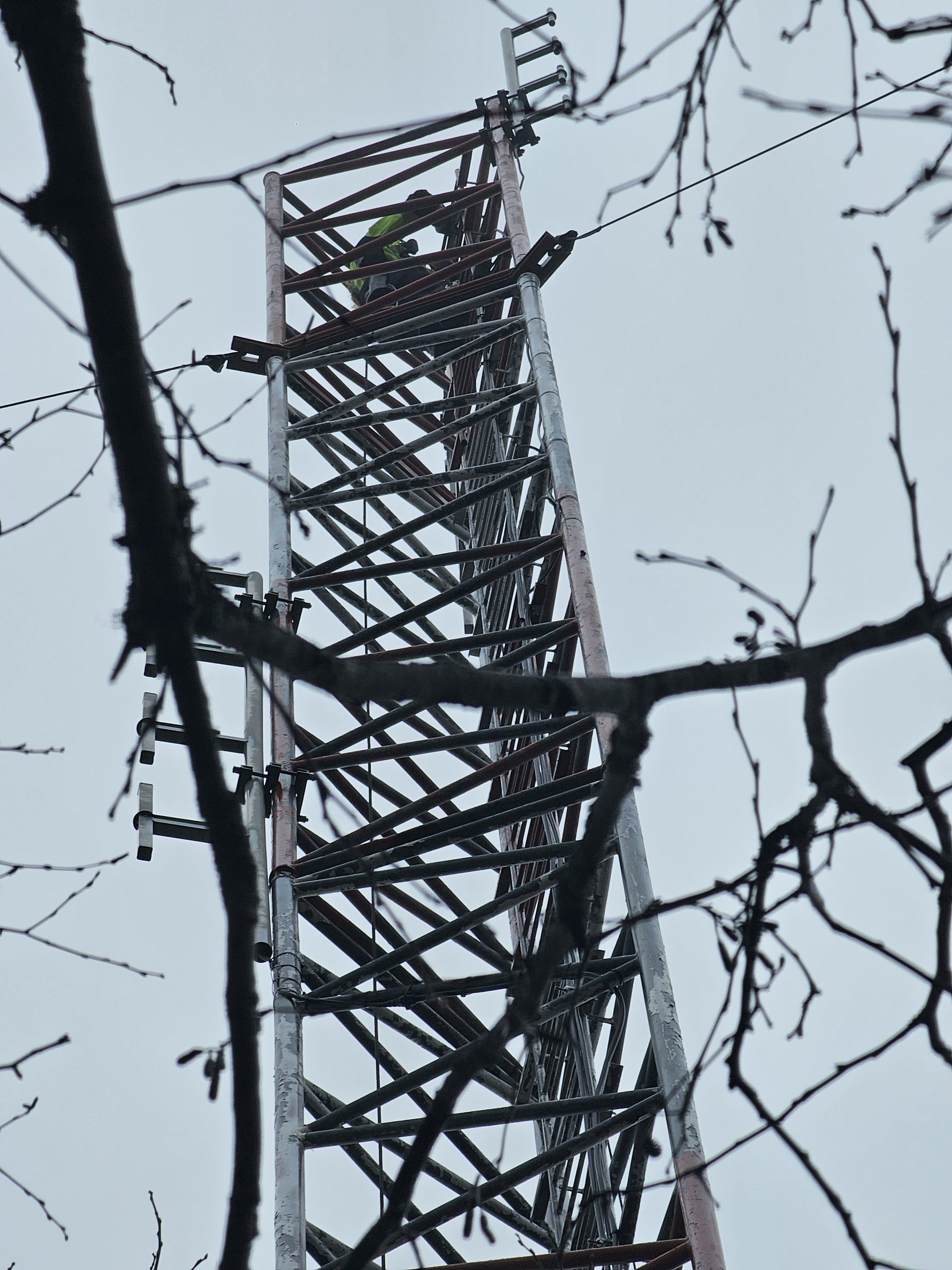 Uppe i topp och demontering av 70-cm påbörjad